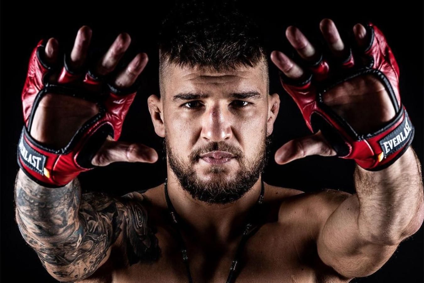 Ярослав Амосов визнаний одним з найсильніших бійців світу Bellator Ярослав Амосов визнаний одним з найсильніших бійців світу Bellator