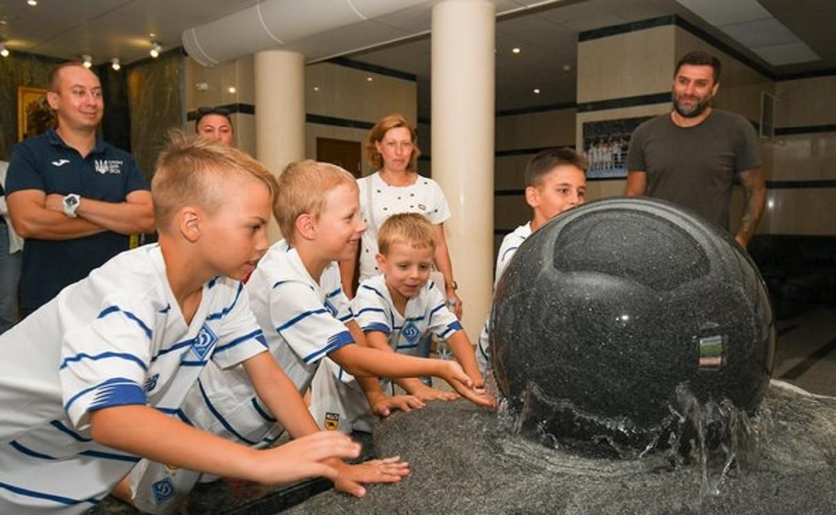 Динамо пригласило мальчишек, которые пели гимн Украины в своем дворе