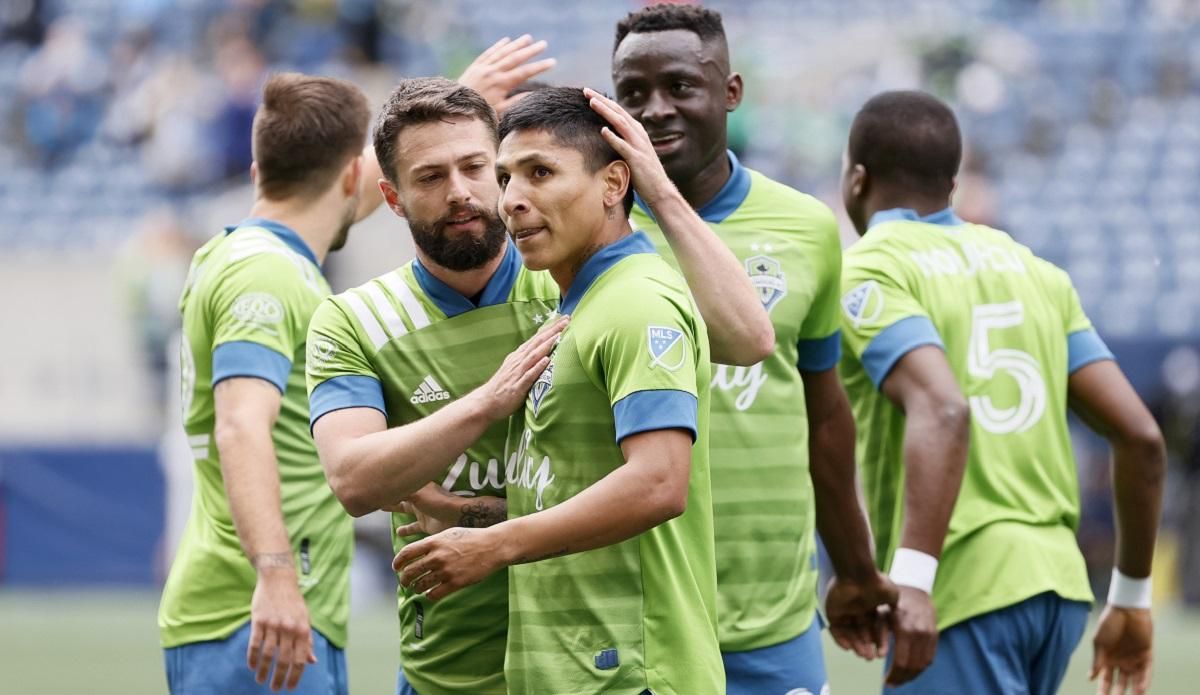 У США нападник закрутив м'яч з центру поля прямо у ворота – відео У США нападник закрутив м'яч з центру поля прямо у ворота – відео