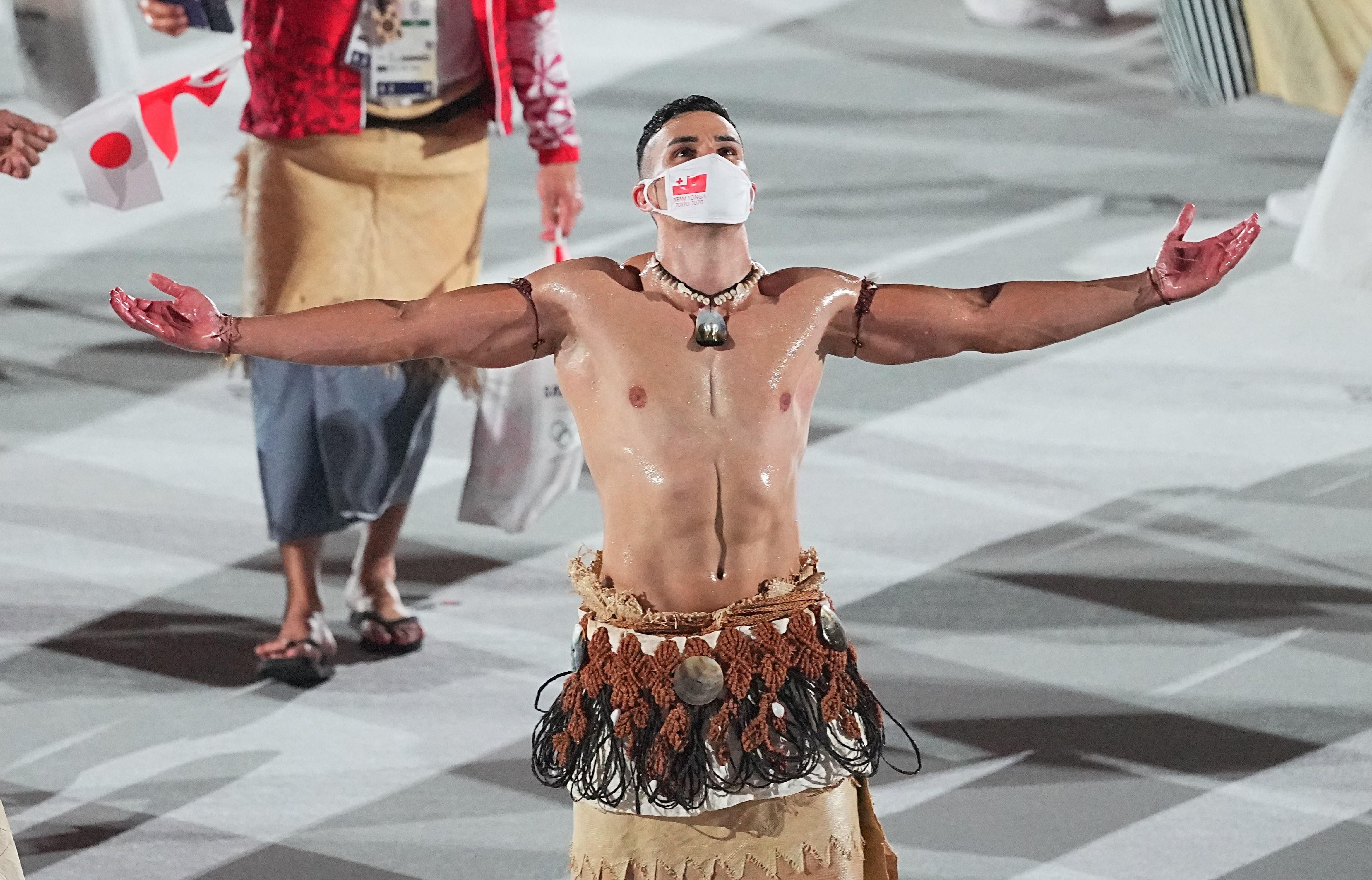 Спортсмены вышли на открытие Олимпиады в экзотических нарядах