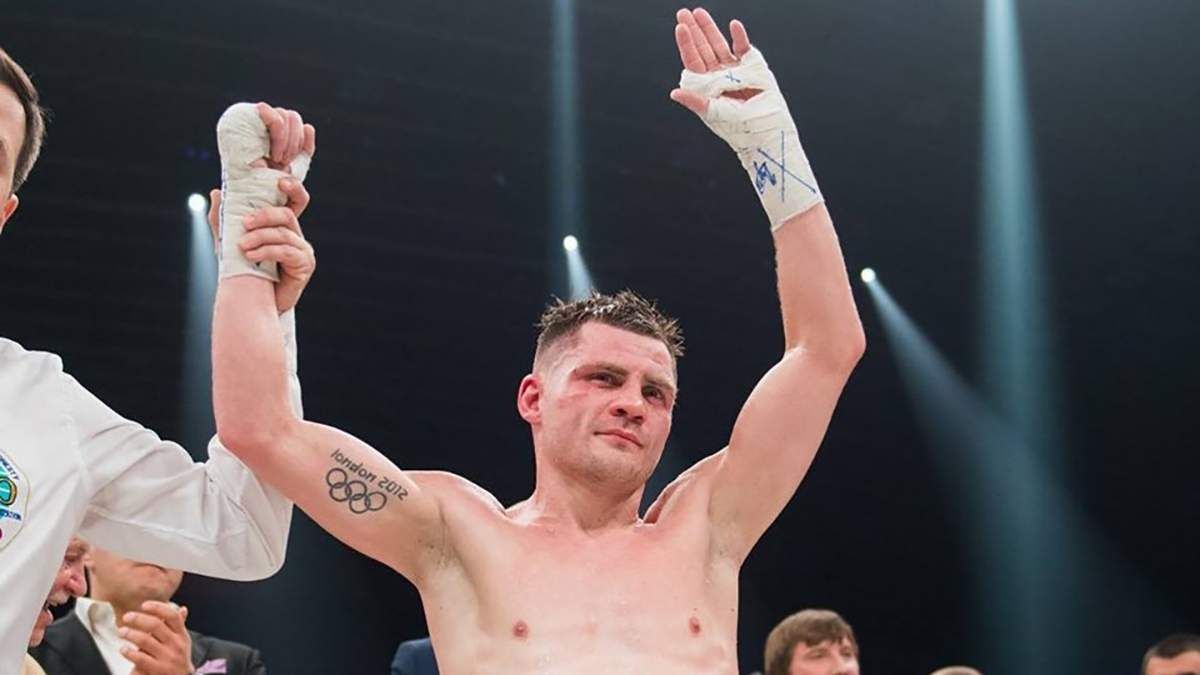 Яскравий вихід Берінчика перед боєм на голих кулаках – відео Яскравий вихід Берінчика перед боєм на голих кулаках – відео