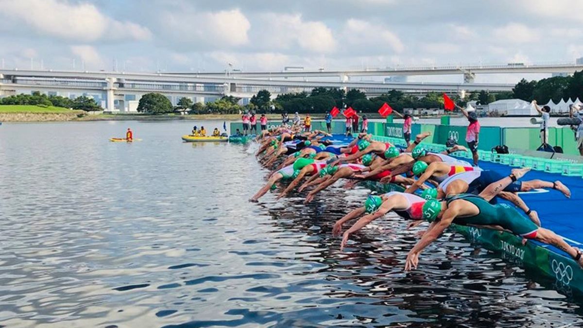 Телевізійний човен ледь не задавив учасників Олімпіади з тріатлону Телевізійний човен ледь не задавив учасників Олімпіади з тріатлону
