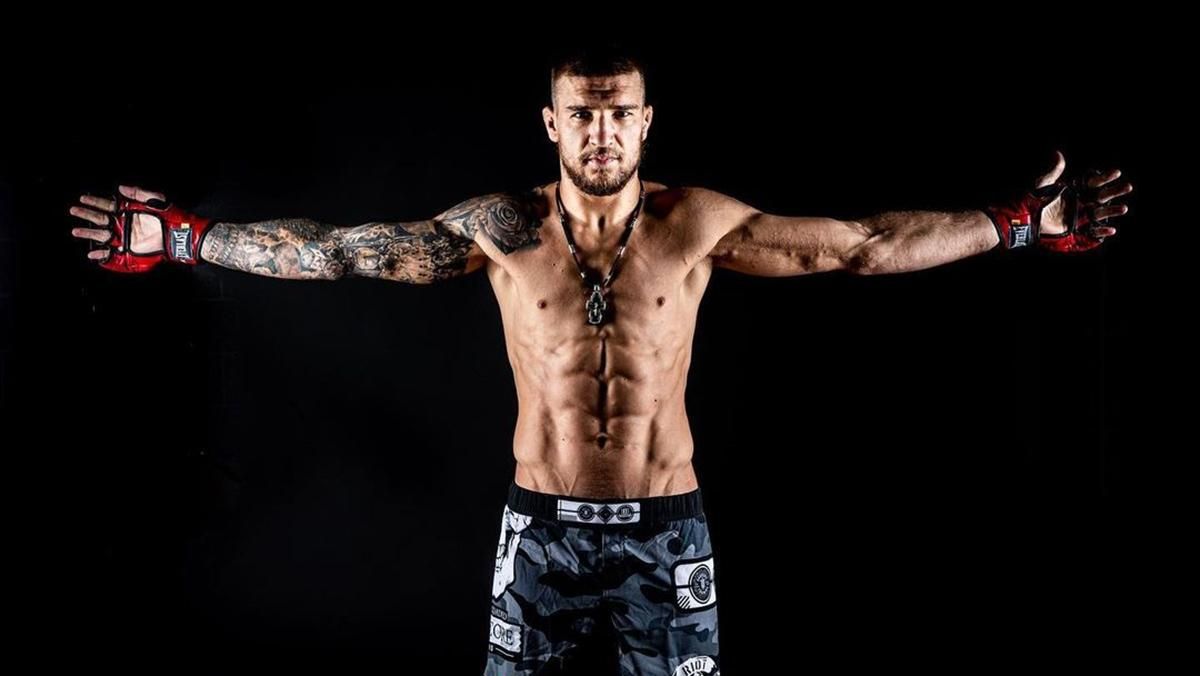 Ярослав Амосов стал номинантом премии MMA Awards на звание лучшего бойца года Ярослав Амосов стал номинантом премии MMA Awards на звание лучшего бойца года