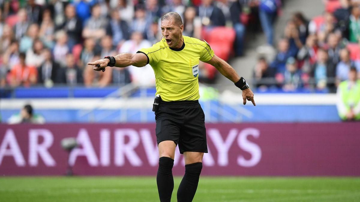 Арбитр передразнивал фанатов на трибунах прямо во время матча – видео Арбитр передразнивал фанатов на трибунах прямо во время матча – видео