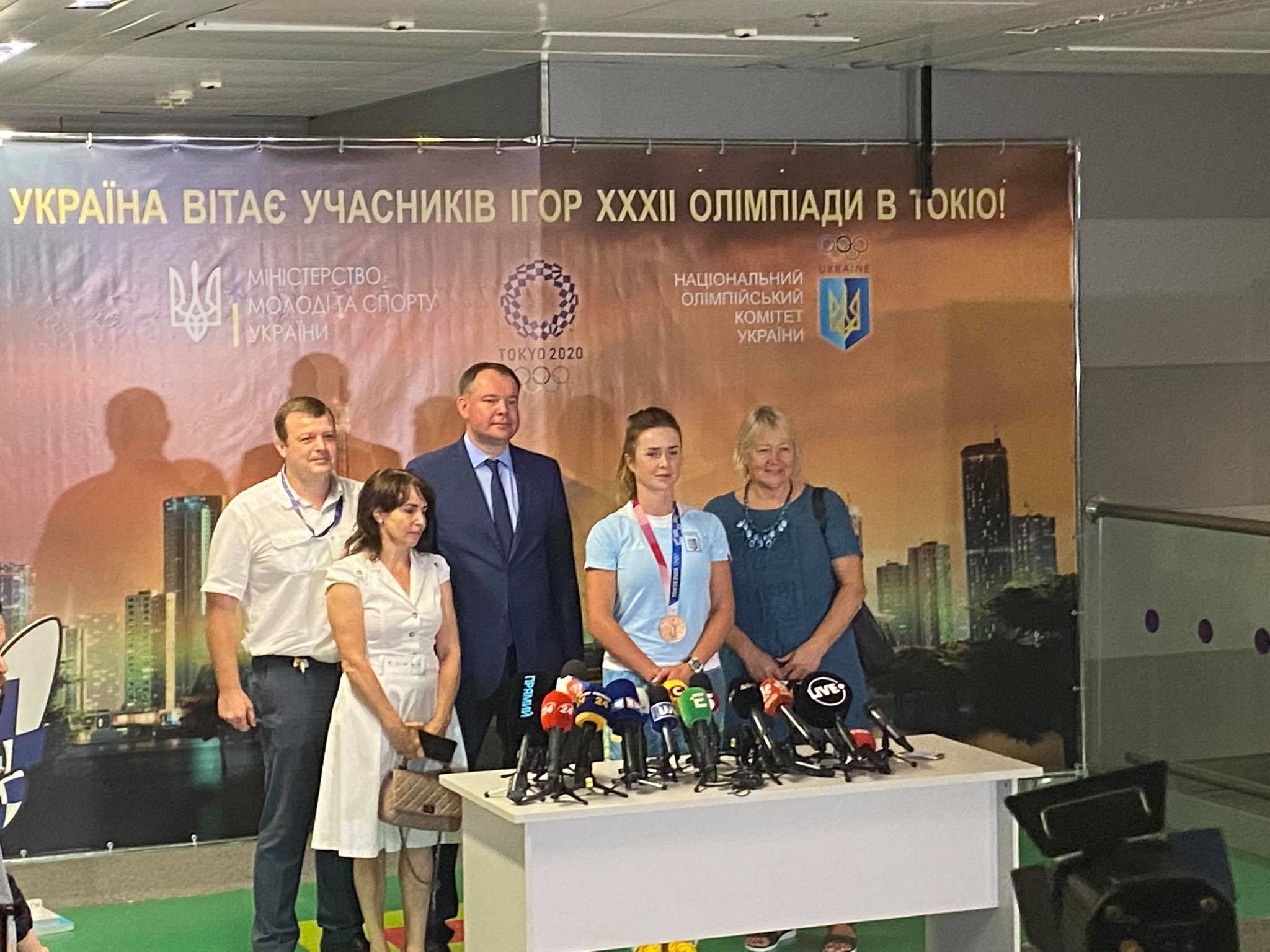 У Києві зустріли бронзову призерку Олімпіади Еліну Світоліну У Києві зустріли бронзову призерку Олімпіади Еліну Світоліну