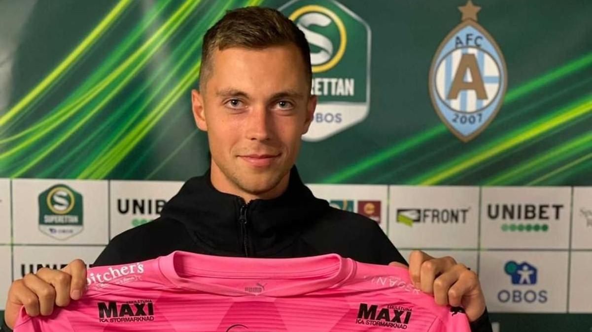 Сразу два украинских вратаря перешли в новые клубы в Европе Сразу два украинских вратаря перешли в новые клубы в Европе