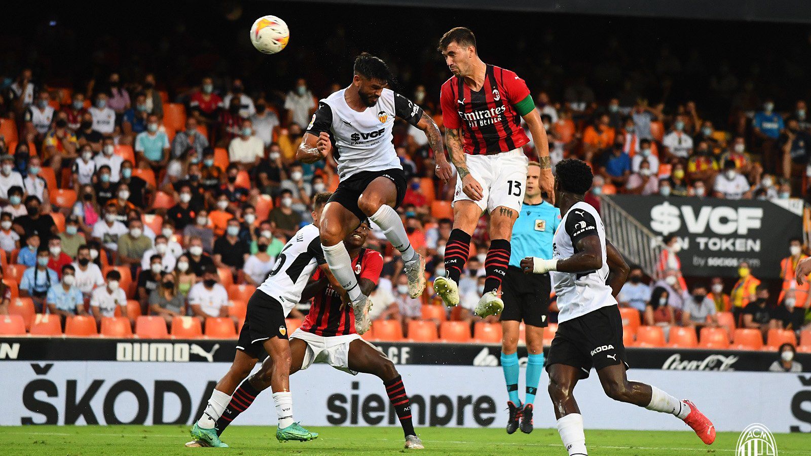 Футболісти Мілану та Валенсії влаштували масову сутичку на полі після грубого фолу: відео - Спорт 24 Футболісти Мілану та Валенсії влаштували масову сутичку на полі після грубого фолу: відео - Спорт 24