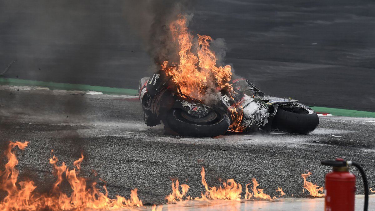 Во время гонки MotoGP столкнулись два мотоцикла и возник пожар, гонку пришлось остановить