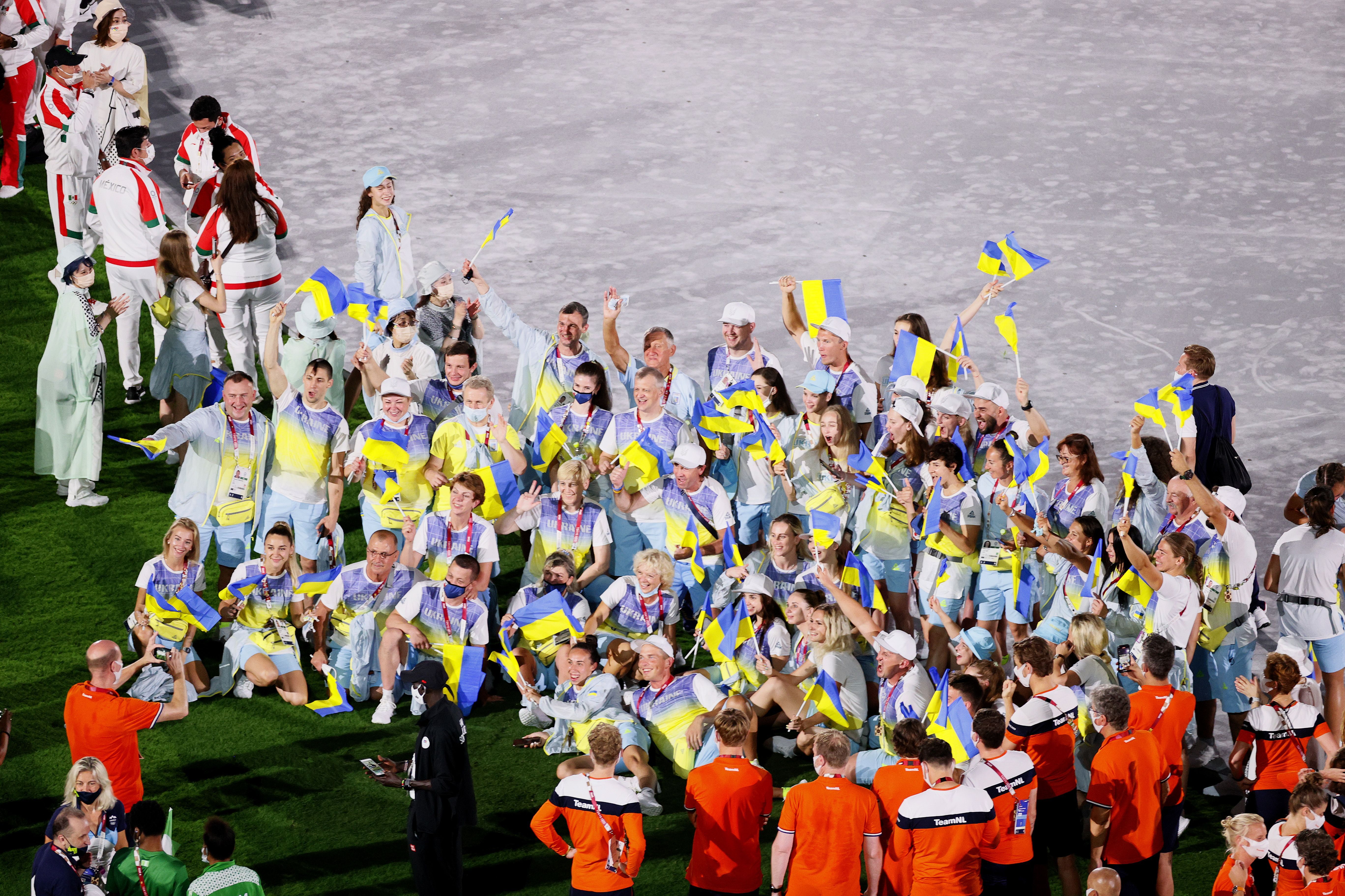Українські олімпійці запалили на церемонії прощання у Токіо: фото