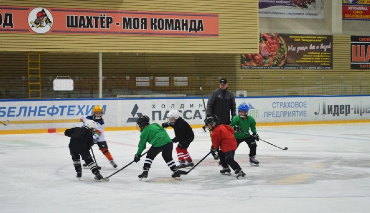 В Беларуси тренер избил хоккеиста на скамейке запасных – видео В Беларуси тренер избил хоккеиста на скамейке запасных – видео