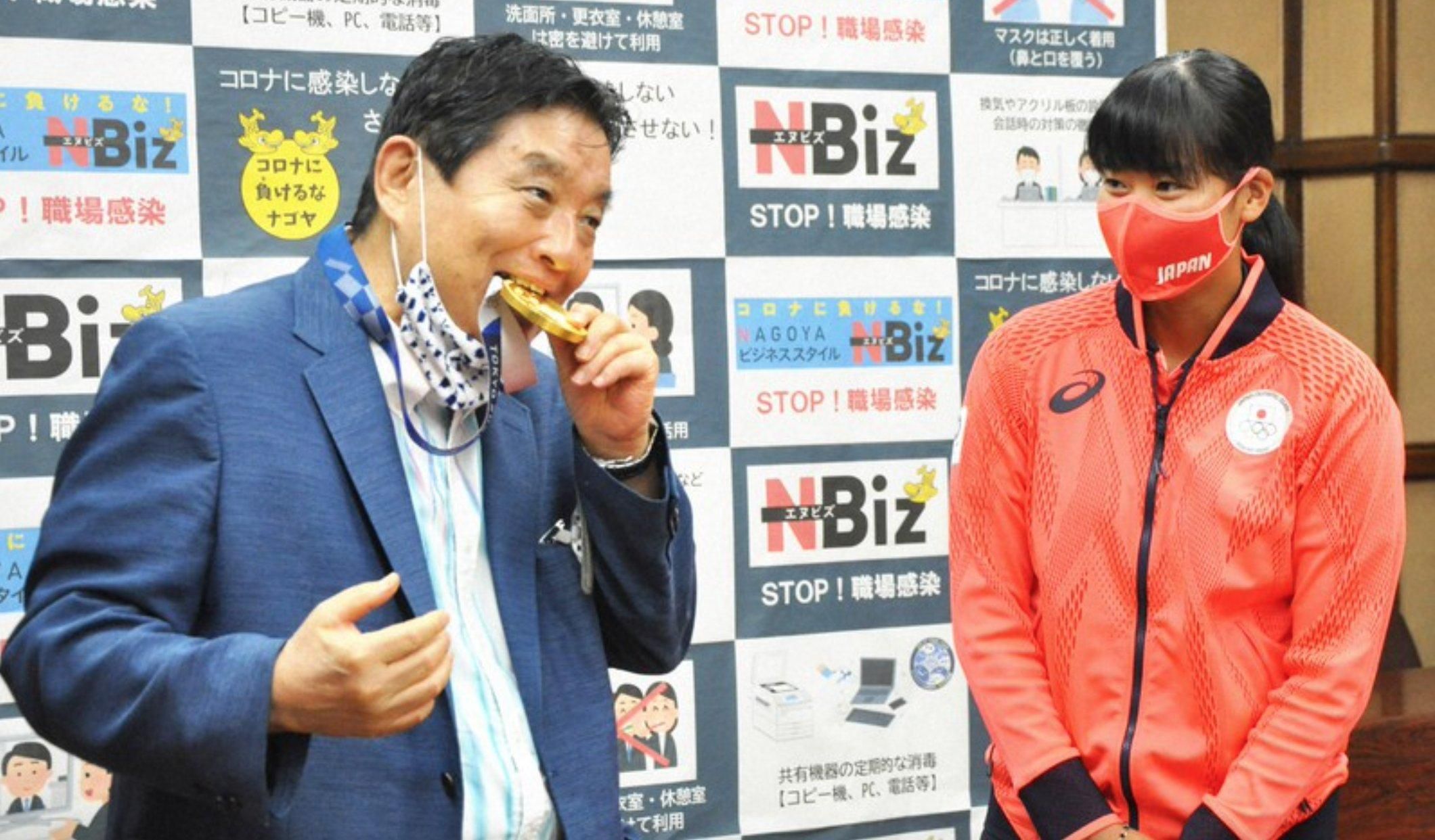 Мэр японского города надгрыз медаль победительницы Олимпиады, ее пришлось заменить