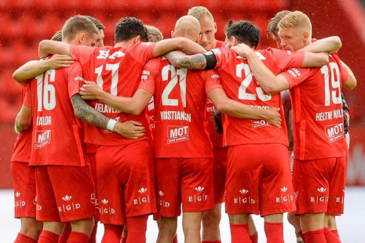 У Норвегії футболісти влаштували вечірку з повіями на полі стадіону У Норвегії футболісти влаштували вечірку з повіями на полі стадіону