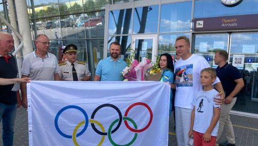 Оваціями та квітами: як у Львові зустрічали срібну призерку Олімпіади Олену Старікову