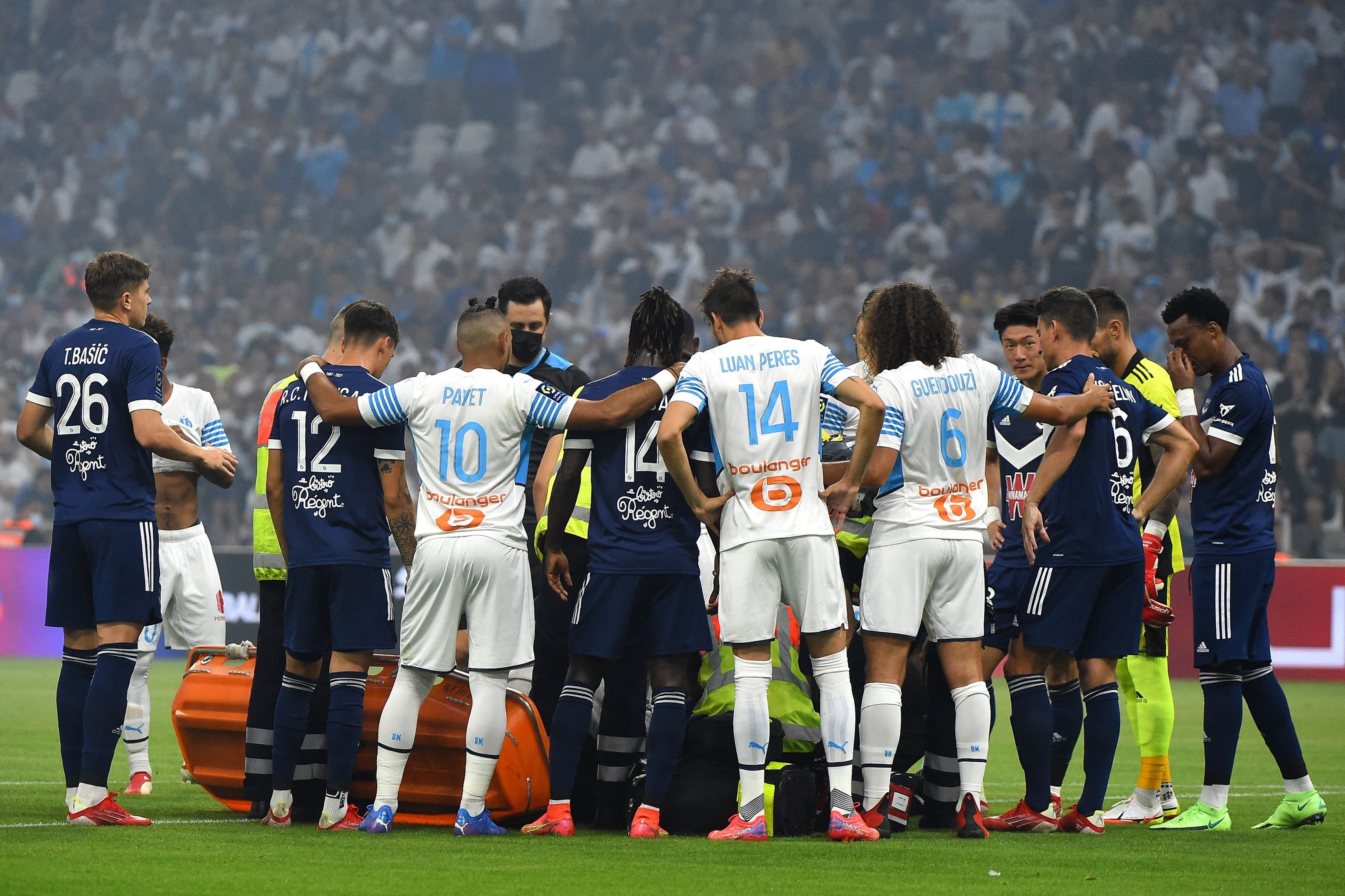 Футболіст Калу знепритомнів прямо під час матчу Франції – фото Футболіст Калу знепритомнів прямо під час матчу Франції – фото