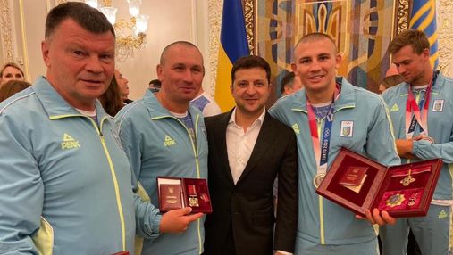Зеленський зустрівся з боксером Хижняком та нагородив його медаллю
