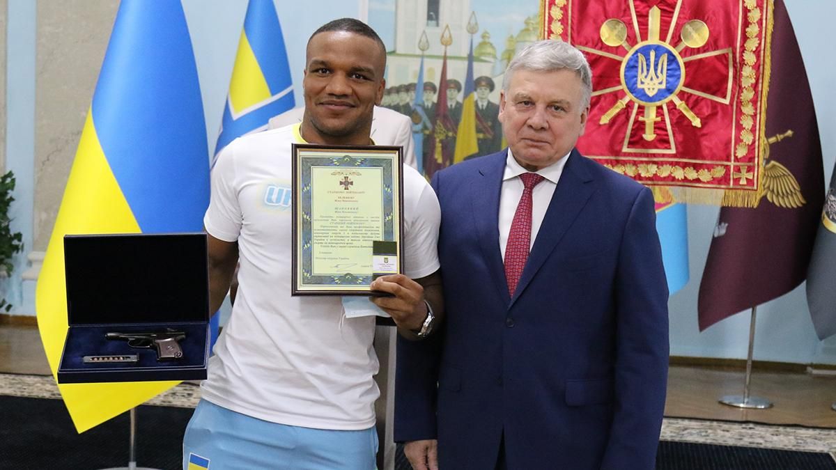Беленюк отримав нагородний пістолет за "золото" на Олімпіаді в Токіо - Новини спорту - Спорт 24 Беленюк отримав нагородний пістолет за "золото" на Олімпіаді в Токіо - Новини спорту - Спорт 24