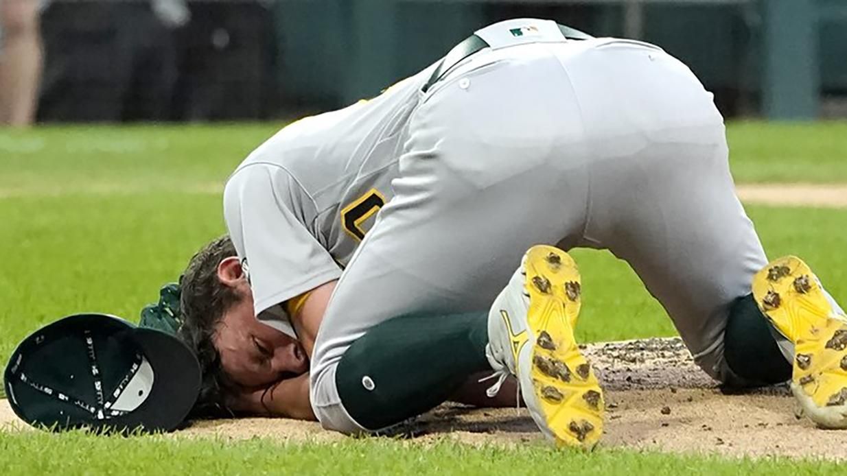 У США бейсболісту зацідили в голову м'ячем зі швидкістю 160 кілометрів на годину: відео (18+) - Новини спорту - Спорт 24 У США бейсболісту зацідили в голову м'ячем зі швидкістю 160 кілометрів на годину: відео (18+) - Новини спорту - Спорт 24