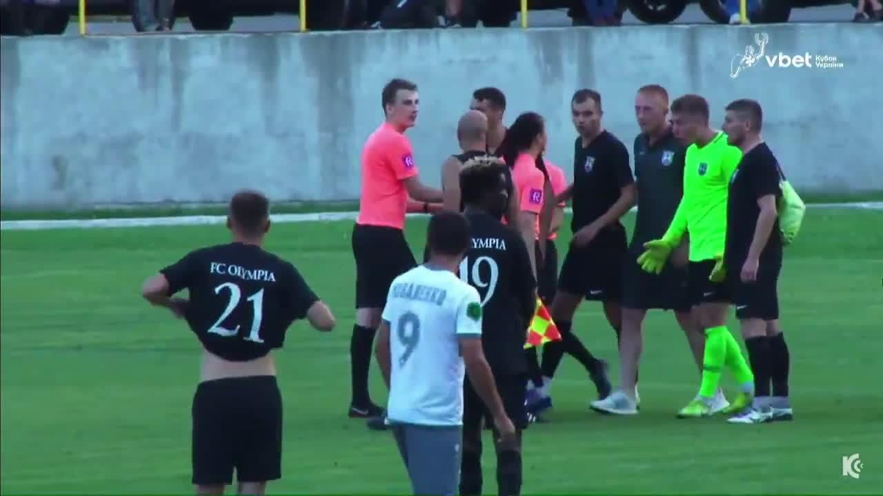 Скандал в Кубке Украины: тренер пытался побить судью прямо на поле – видео Скандал в Кубке Украины: тренер пытался побить судью прямо на поле – видео