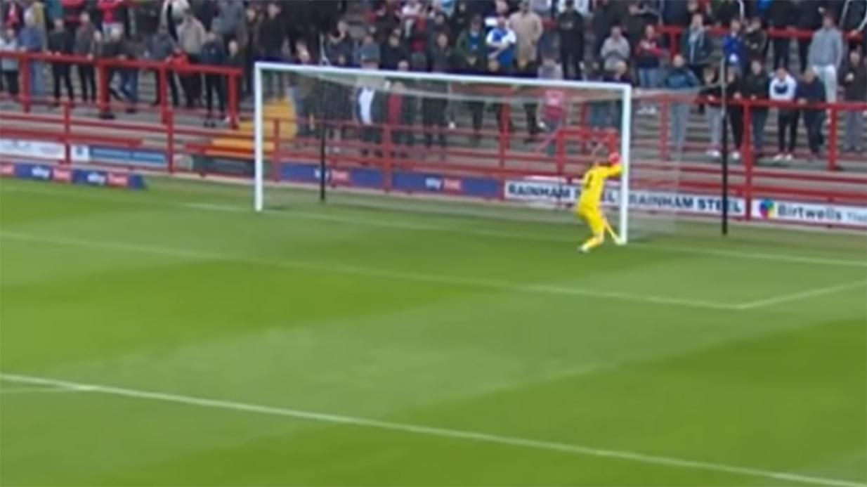 Прозевал: вратарь в Англии отметился смешным автоголом после рикошета – видео Прозевал: вратарь в Англии отметился смешным автоголом после рикошета – видео