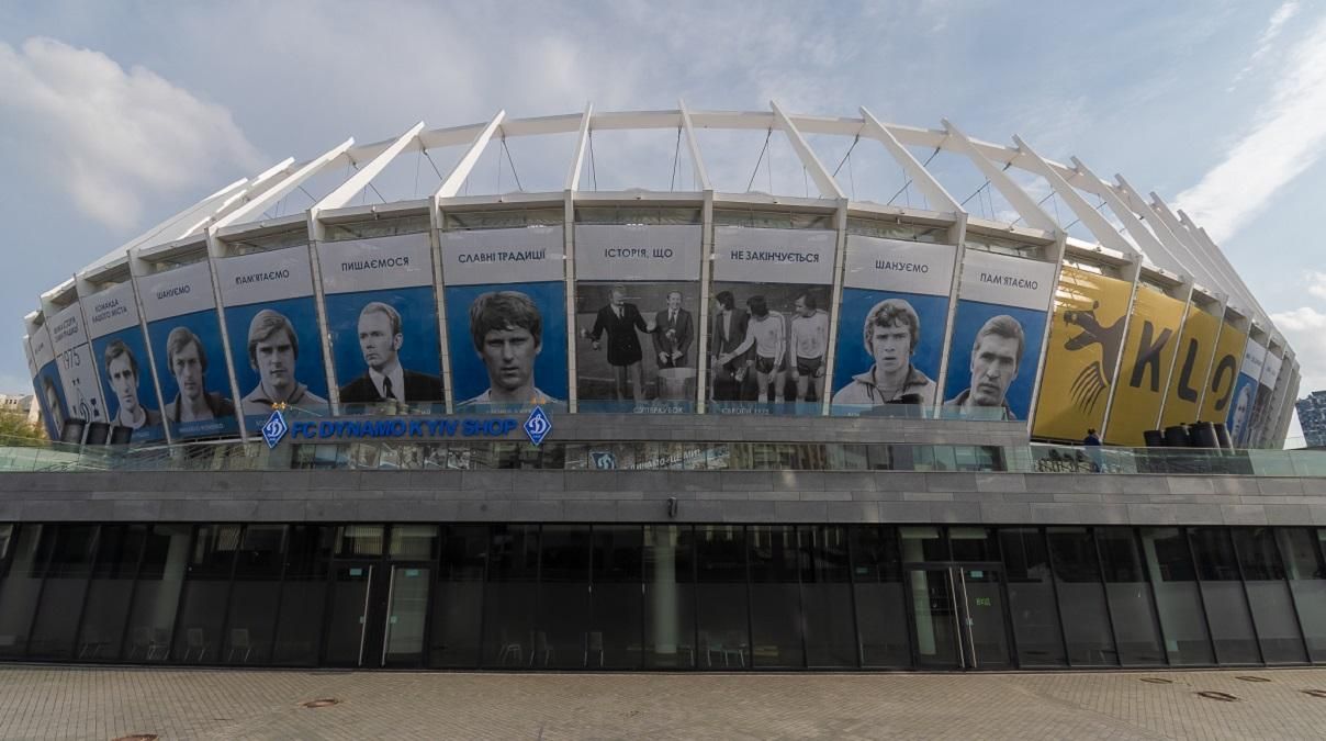 С фасада стадиона НСК "Олимпийский" сняли баннеры с фотографиями легенд Динамо