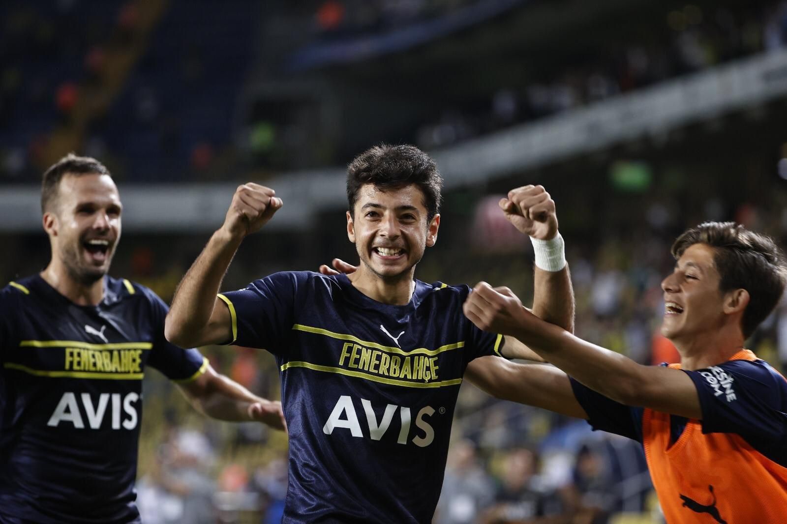 Футболіст Фенербахче потрапив у курйоз через емблему клубу: така ж проблема чекає і на Шахтар - Спорт 24 Футболіст Фенербахче потрапив у курйоз через емблему клубу: така ж проблема чекає і на Шахтар - Спорт 24