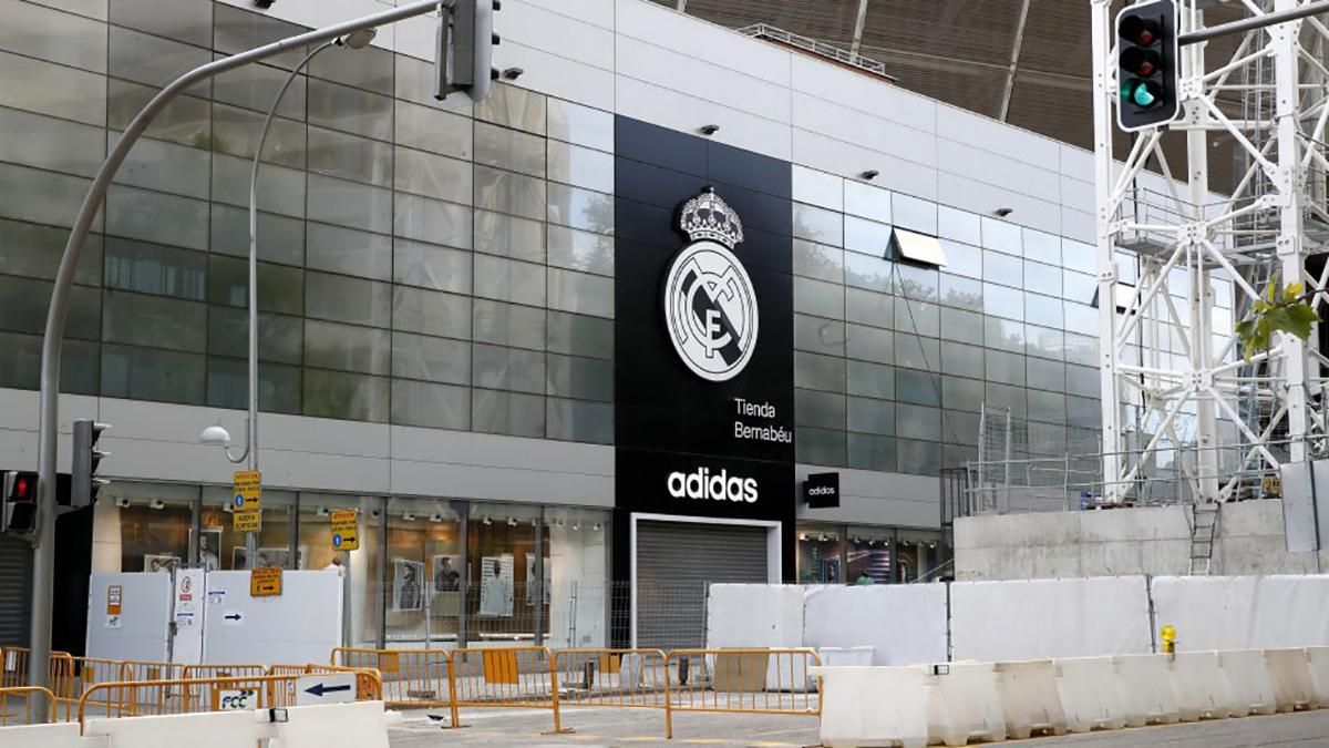 Грабіжники зухвало пограбували магазин Реалу, влетівши в нього автомобілем - Спорт 24 Грабіжники зухвало пограбували магазин Реалу, влетівши в нього автомобілем - Спорт 24