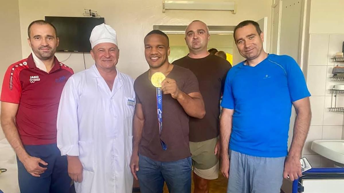 Учасники Олімпіади-2020 відвідали поранених українських військових в госпіталі: фото - Новини спорту - Спорт 24 Учасники Олімпіади-2020 відвідали поранених українських військових в госпіталі: фото - Новини спорту - Спорт 24