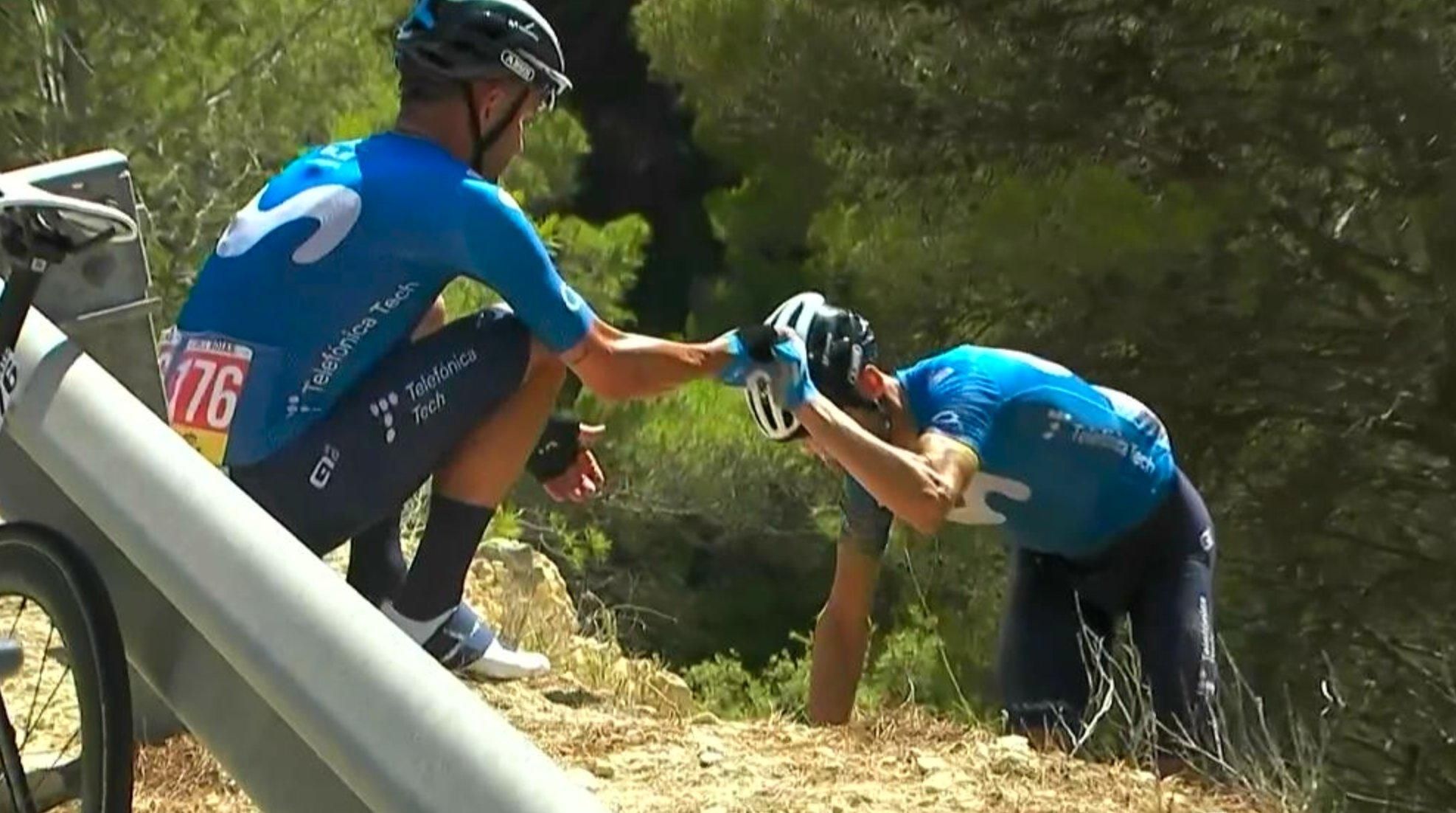Іспанський велогонщик вилетів за відбійник під час етапу "Вуельти": епічне відео - Новини спорту - Спорт 24