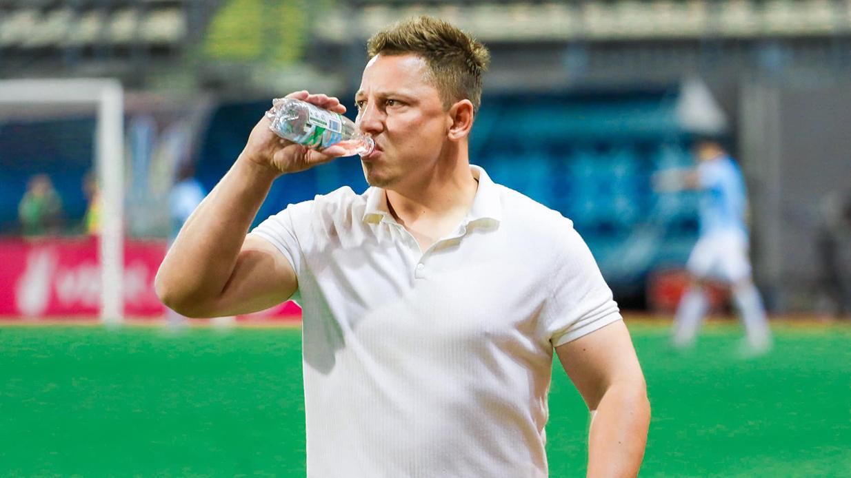 Не выдержали нервы: тренер Миная Кобин закурил на стадионе после потраченного пенальти – фото Не выдержали нервы: тренер Миная Кобин закурил на стадионе после потраченного пенальти – фото