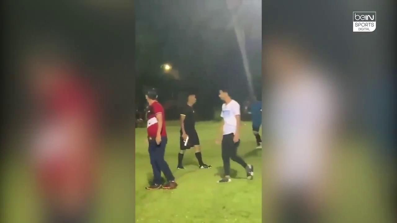 Арбітр з пістолетом: суддя зробив кілька пострілів прямо на полі – відео - Спорт 24 Арбітр з пістолетом: суддя зробив кілька пострілів прямо на полі – відео - Спорт 24