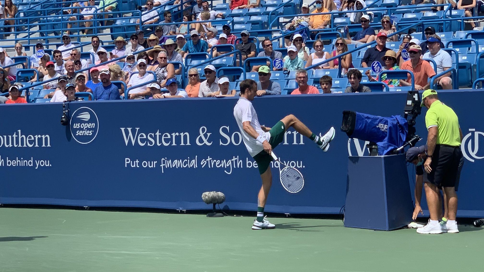 Російський тенісист пнув ногою камеру, яку перед тим завалив під час матчу: відео - Новини спорту - Спорт 24 Російський тенісист пнув ногою камеру, яку перед тим завалив під час матчу: відео - Новини спорту - Спорт 24