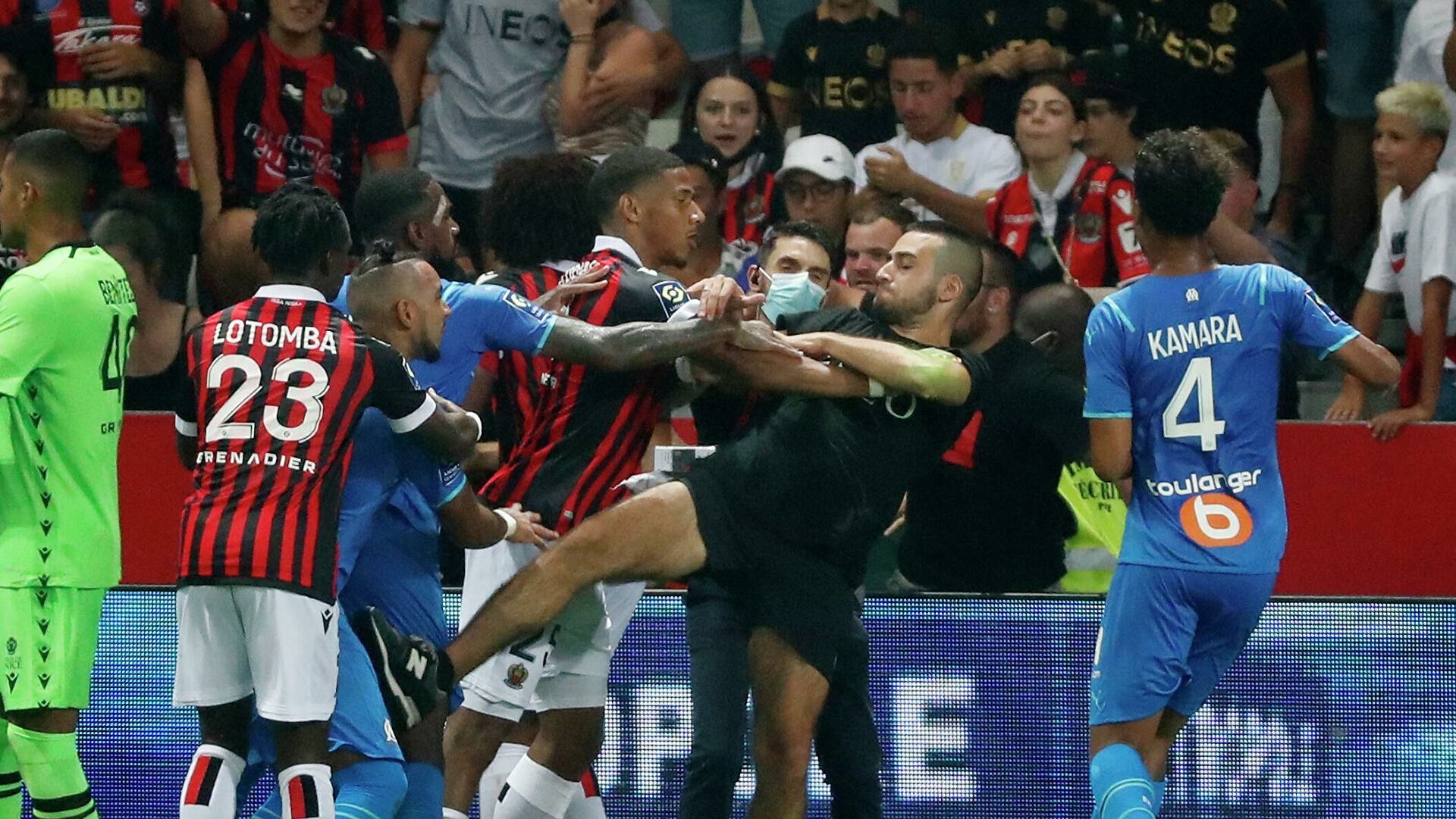 Хаос в Ницце: десятки фанатов выбежали на поле, пытаясь побить футболистов Марселя – видео