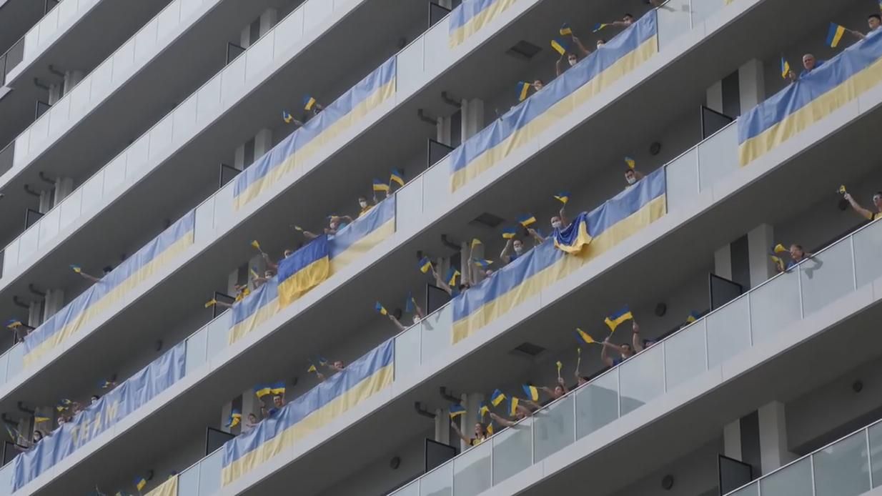 Токіо купається у синьо-жовтих кольорах: українські паралімпійці вітають з Днем Прапора – відео - Новини спорту - Спорт 24