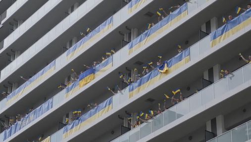 Токио купается в сине-желтых цветах: украинские паралимпийцы поздравляют с Днем Флага – видео