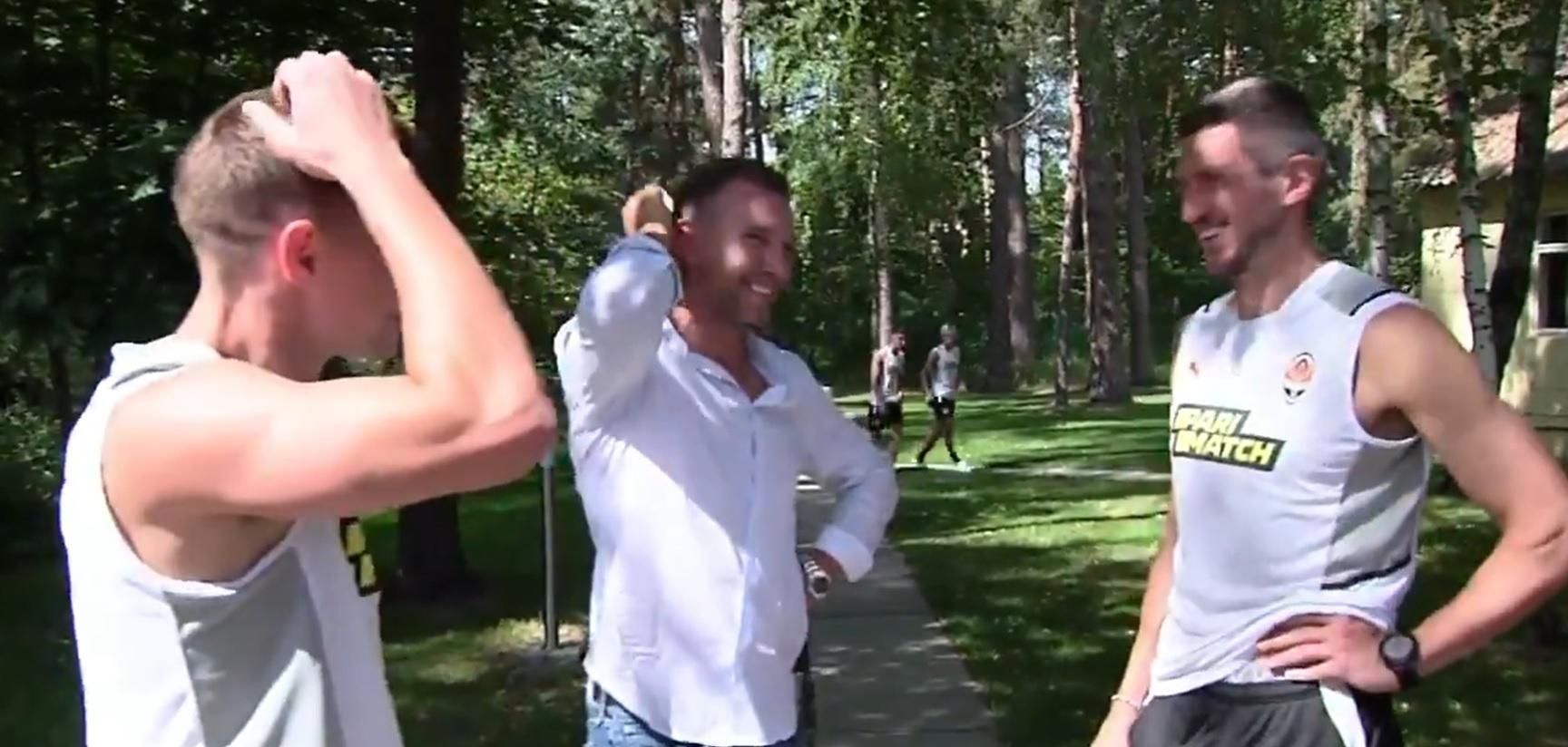 Теплые объятия и искренние улыбки: Шевченко посетил тренировку Шахтера – видео Теплые объятия и искренние улыбки: Шевченко посетил тренировку Шахтера – видео