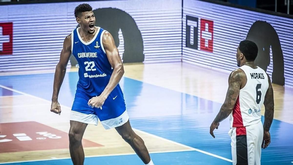 120-килограммовый баскетболист сломал щит во время матча, зависнув на нем: видео 120-килограммовый баскетболист сломал щит во время матча, зависнув на нем: видео