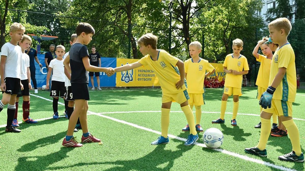 Для хлопчаків з Троєщини, які співали гімн перед матчем, побудували нове футбольне поле: фото - Спорт 24