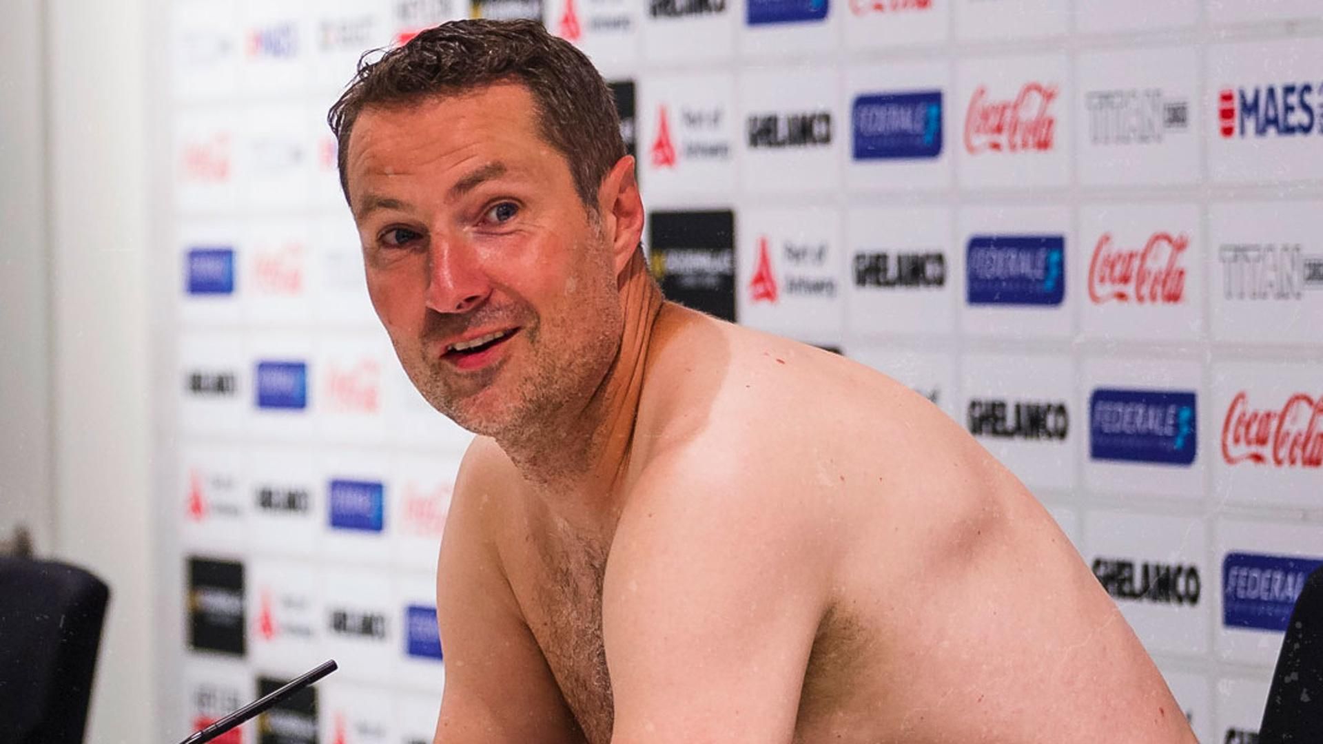 Тренер Антверпена пришел голышом на пресс-конференцию после выхода клуба в Лигу Европы: фото Тренер Антверпена пришел голышом на пресс-конференцию после выхода клуба в Лигу Европы: фото