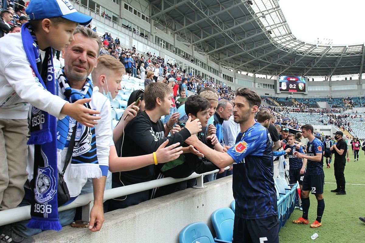 Болельщики Черноморца напали на клубный автобус перед матчем УПЛ: видео Болельщики Черноморца напали на клубный автобус перед матчем УПЛ: видео