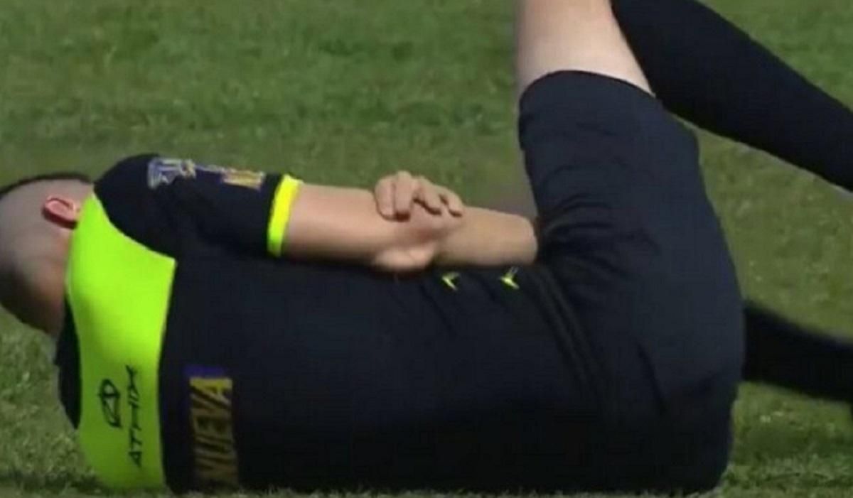 Не заметил футболиста и упал: арбитр сломал руку прямо во время матча – видео