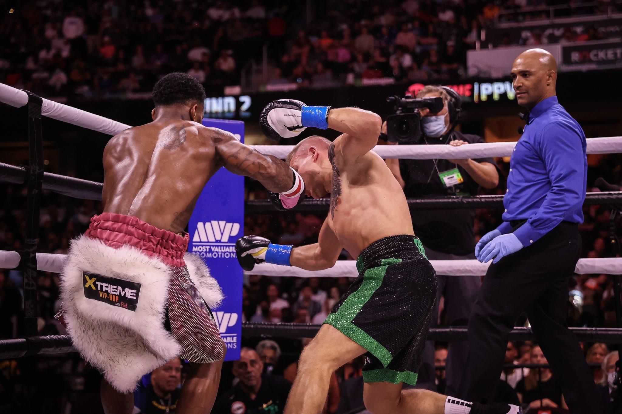 Поймал на противоходе: американец Лав нокаутировал звездного белоруса Баранчика – видео Поймал на противоходе: американец Лав нокаутировал звездного белоруса Баранчика – видео