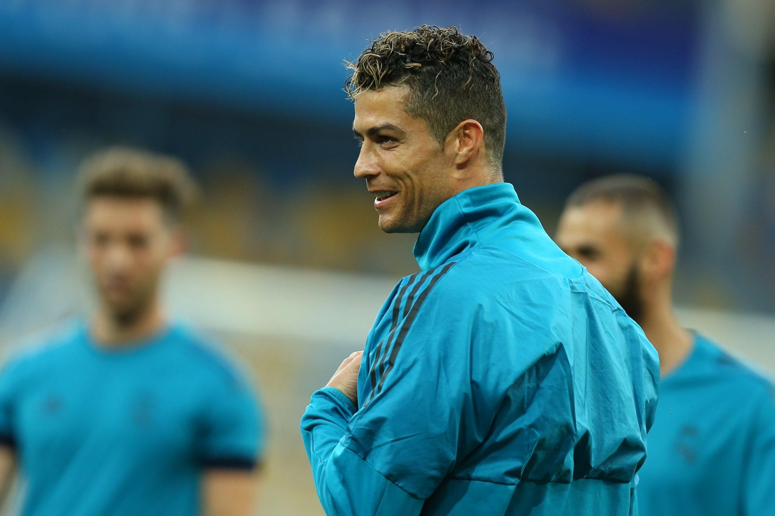 Роналду завершает переход в Манчестер Юнайтед: новые детали контракта Роналду завершает переход в Манчестер Юнайтед: новые детали контракта