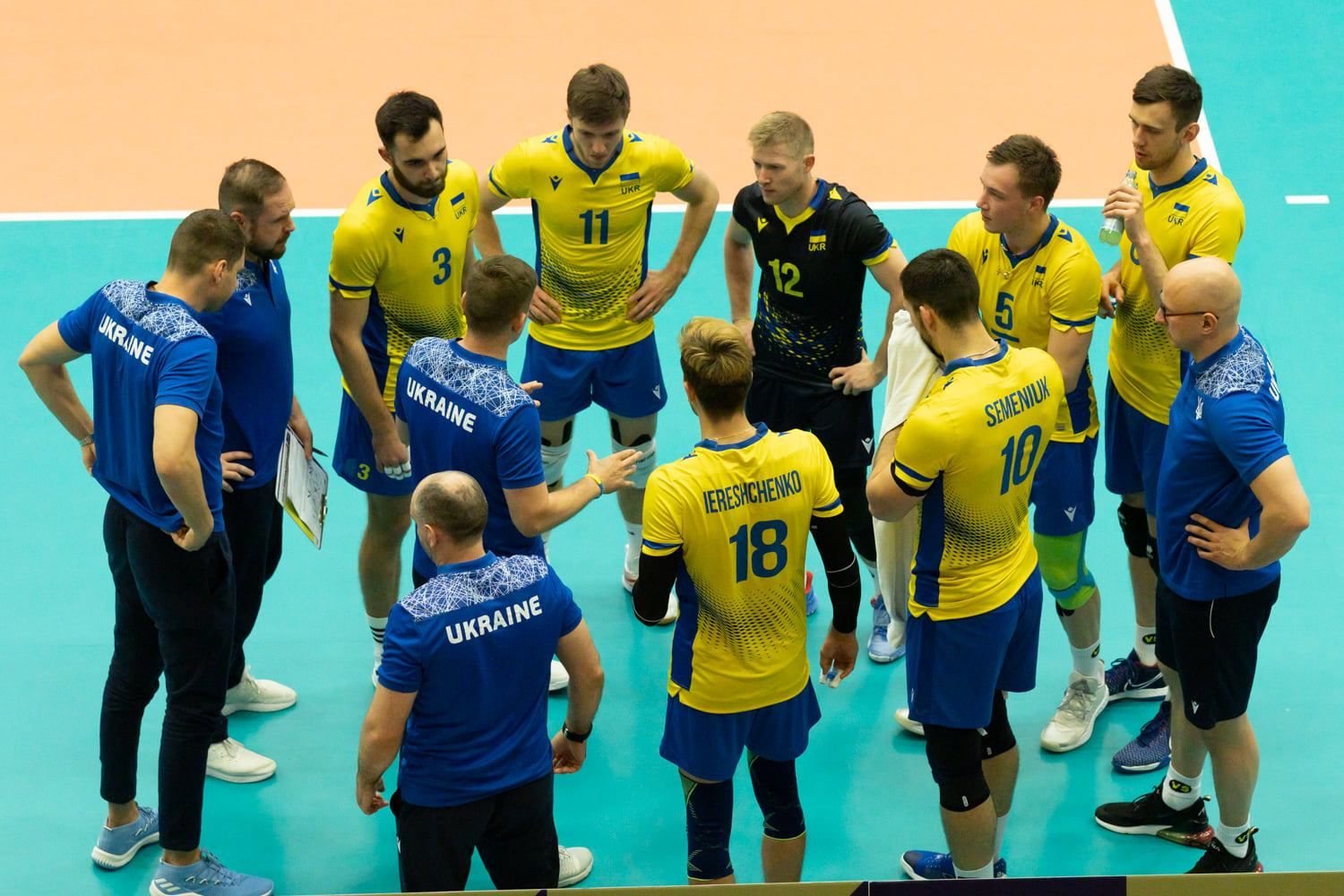 Украина с драматической победы в группе смерти стартовала на Евро по волейболу