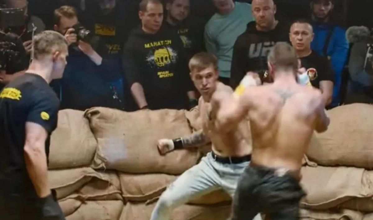 Боєць на голих кулаках звалився на підлогу  через 10 секунд після нокауту-фантому: відео - бокс новини - Спорт 24