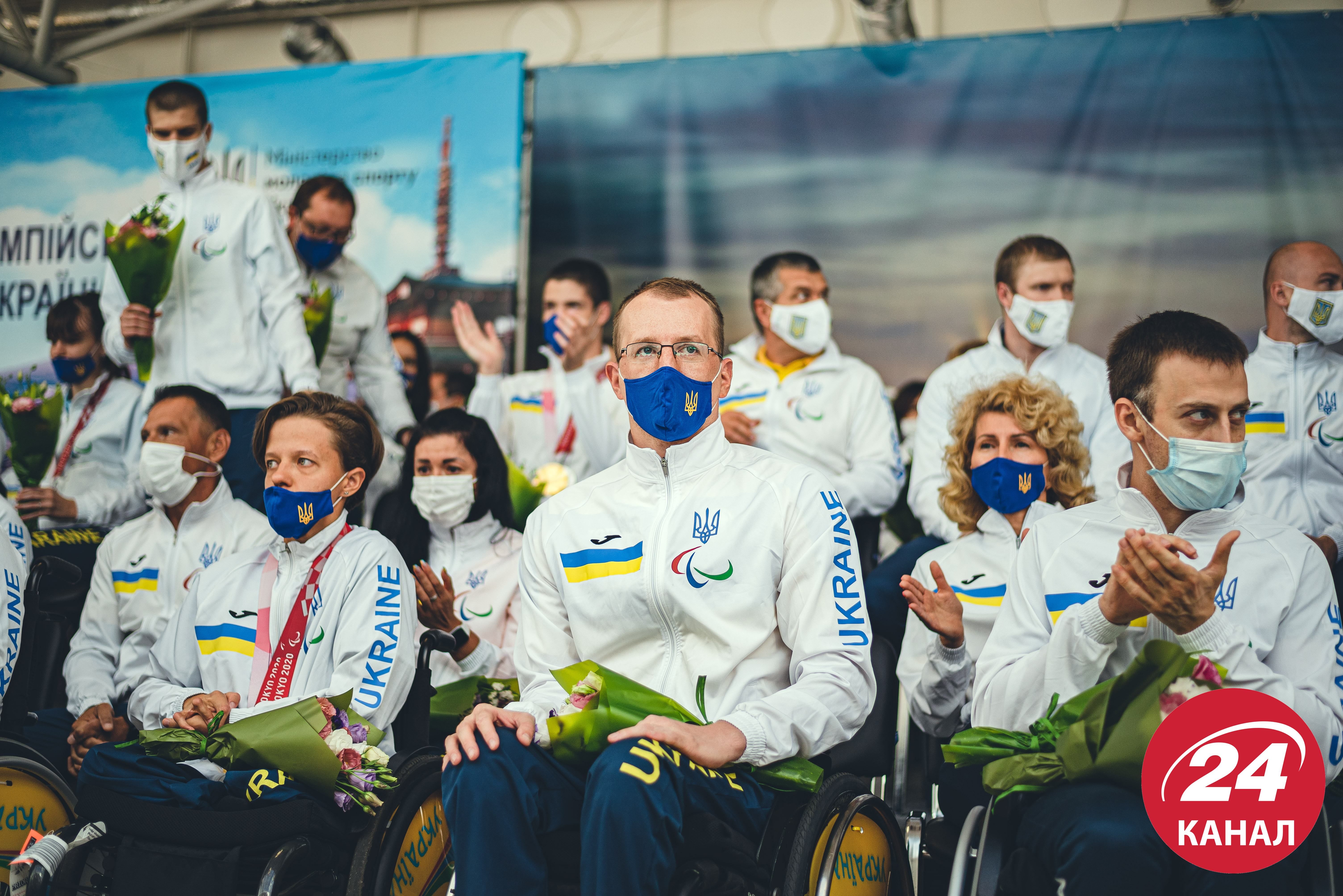 С цветами и объятиями: в Киеве тепло встретили украинских паралимпийцев – трогательные фото