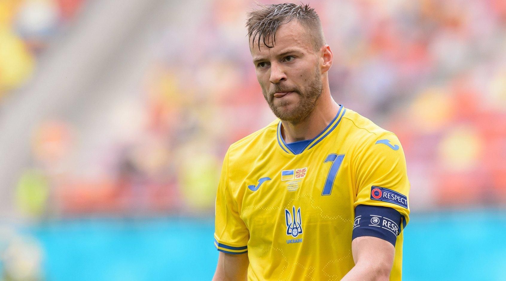 Ярмоленко получил уникальную футболку сборной Украины: фото