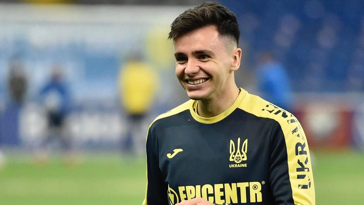 Шапаренко попал в тройку лучших игроков отбора на ЧМ-2022 Шапаренко попал в тройку лучших игроков отбора на ЧМ-2022