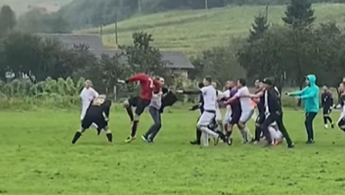 Брутальний футбол: матч на Львівщині закінчився масовою бійкою фанатів та футболістів – відео - Спорт 24 Брутальний футбол: матч на Львівщині закінчився масовою бійкою фанатів та футболістів – відео - Спорт 24