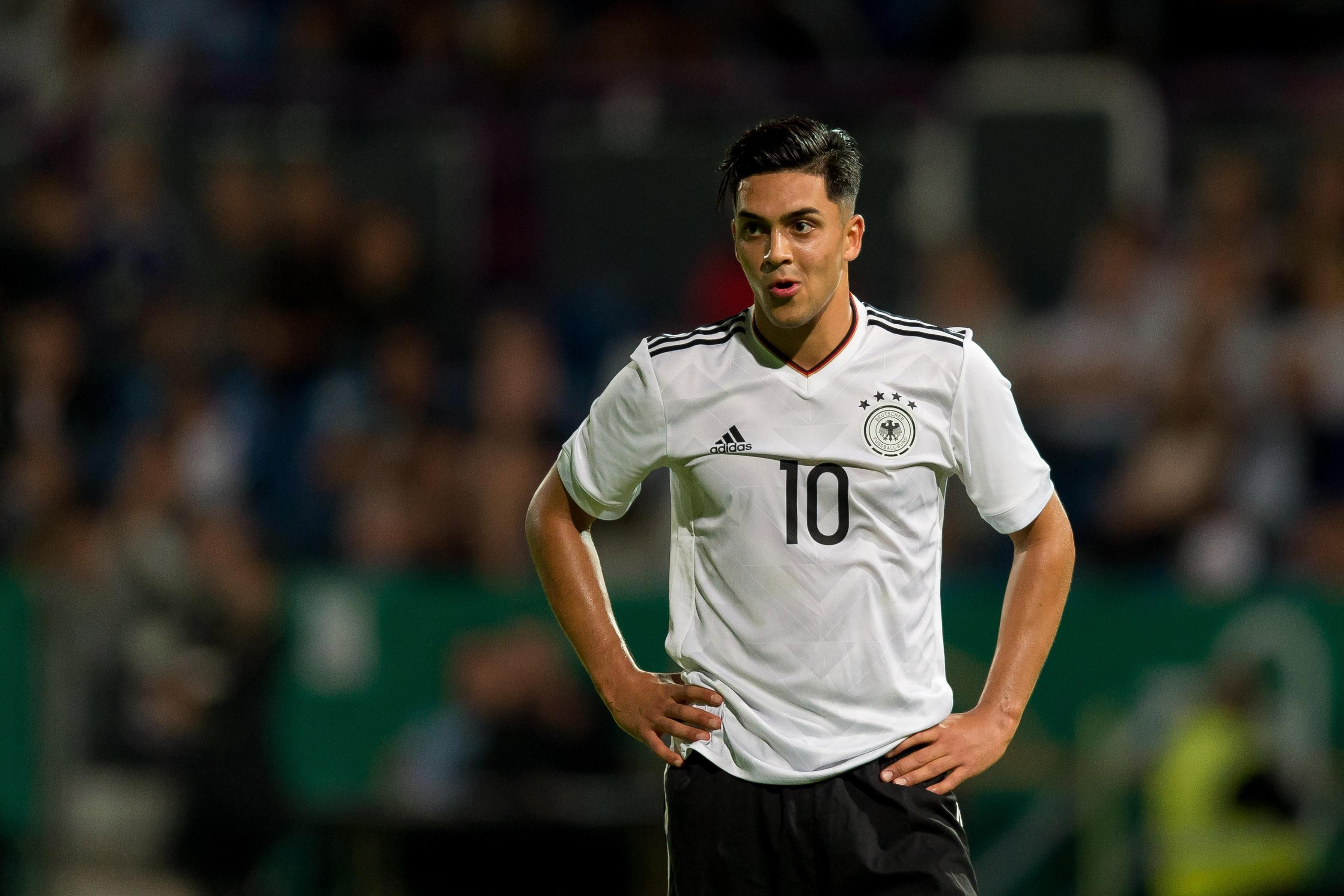 Футболіст збірної Німеччини дивився матч команди зі 170 афганськими біженцями на стадіоні - Спорт 24