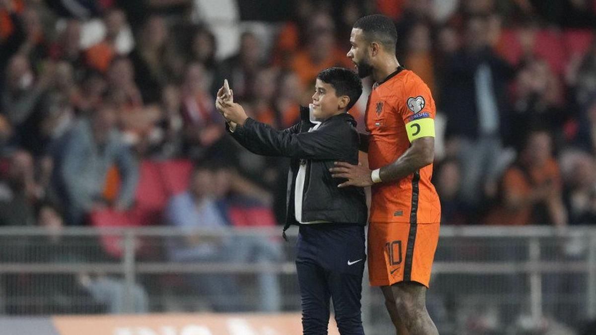 13-летний фанат получил жесткое наказание за селфи со звездой сборной Нидерландов 13-летний фанат получил жесткое наказание за селфи со звездой сборной Нидерландов